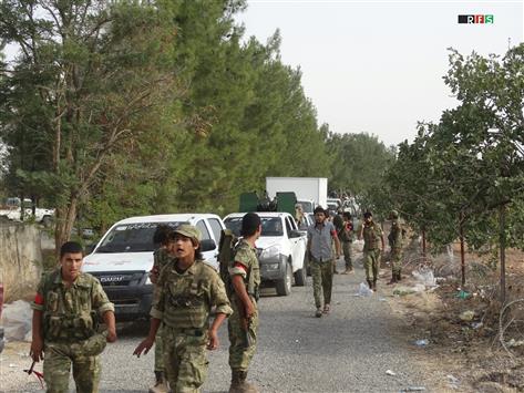 عناصر من "الجيش الحر" أثناء توجههم نحو مدينة جرابلس شمال سوريا (رويترز)