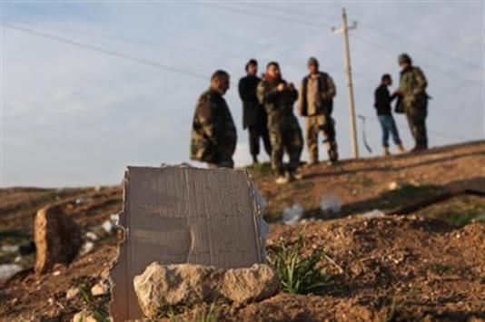 لافتة كُتب عليها "مقبرة جماعيّة كرديّة" في شمال العراق (أ ب)