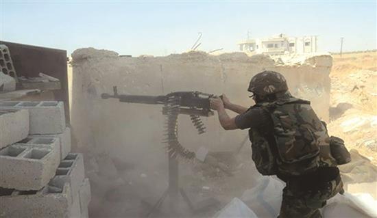 جندي من الجيش السوري خلال التصدي لهجمات المسلحين على طريق حمص حماه (عن الانترنت)
