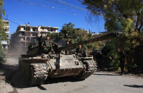 جنود الجيش السوري في حي سليمان الحلبي في مدينة حلب أمس (أ ف ب) 