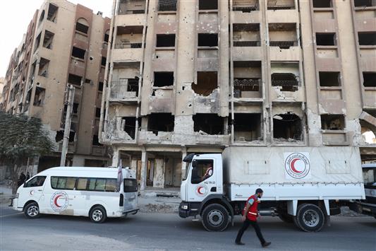 شاحنة لـ"الهلال الأحمر السوري" في بلدة دوما أمس (أ ف ب)