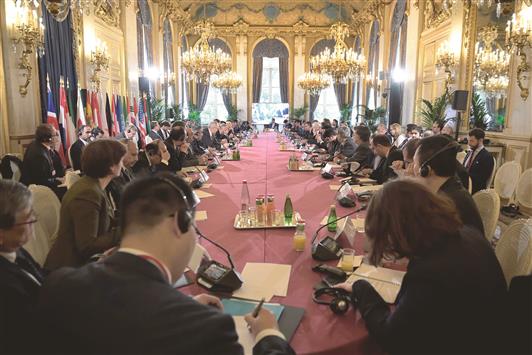 وزراء خارجية الدول المشاركة في اجتماع باريس حول الموصل أمس (أ ب أ)