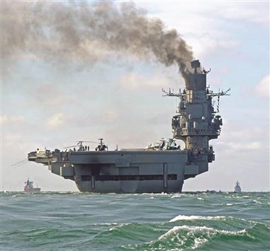 حاملة الطائرات الروسية «الاميرال كوزنتسوف» تعبر القنال الإنكليزي في طريقها إلى «المتوسط» أمس (أ ب أ)