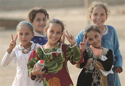 فتيات لاجئات من قرية الخوين بعد تحريرها من قبضة «داعش» جنوب الموصل أمس (أ ف ب)