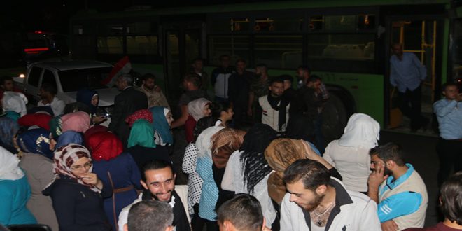 خروج 48 شخصا من الأهالي المحاصرين من قبل التنظيمات الإرهابية في الأحياء الشرقية بحلب أأمس 