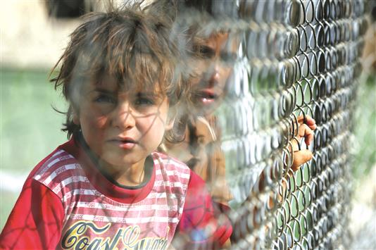 اطفال لاجئون هربوا من الموصل في مخيم للاجئين في الحسكة في سوريا (أ ف ب)