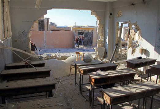 آثار الدمار الذي لحق بمدرسة في قرية حاس جنوب إدلب. (ا ف ب)
