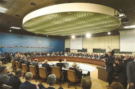 وزراء دفاع الـ«ناتو» خلال اجتماعهم في مقر الحلف في بروكسل أمس (أ ف ب)