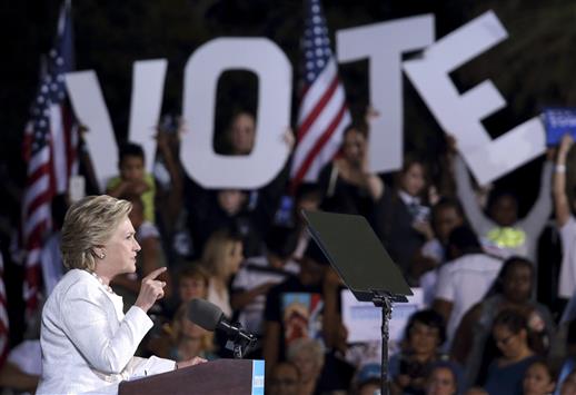 هيلاري كلينتون تتحدث خلال حملتها الانتخابية في فلوريدا أمس الاول (أ ب أ)