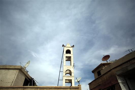 برج جرس كنيسة القديسة ماري في مناطق سيطرة المسلحين في حرستا شمال دمشق (أ ف ب)