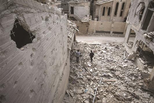 دمار لحق بكنيسة القديس الياس الغيور جراء القصف في بلدة حرستا قرب دمشق أمس الأول (أ ب أ)