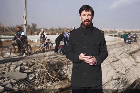 ظهر الصحافي البريطاني جون كانتلي المخطوف لدى «داعش» في تسجيل في الموصل (أ ف ب) 