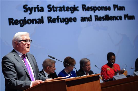 وزير الخارجية الالماني فرانك فالتر شتاينماير خلال المؤتمر الدولي لدعم اللاجئين في برلين أمس (ا ب ا)