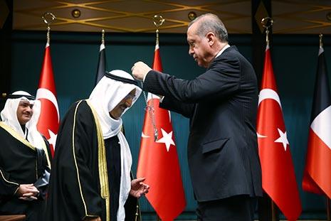 شملت زيارة الصباح تقليده «وسام الدولة» التركية (الأناضول) 