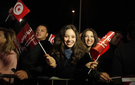 أنصار "نداء تونس" يحتفلون بفوز السبسي بالرئاسة في العاصمة التونسية أمس (رويترز)