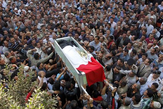 جنازة أحمد كمال، واحد من اثنين من رجال الشرطة الذين قتلوا خلال الليل في هجوم بقنبلة، أمس (ا ف ب)