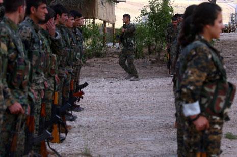 من معسكر تدريبي لـ«الوحدات» الكردية في المالكية في ريف الحسكة، أول من أمس (أ ف ب)