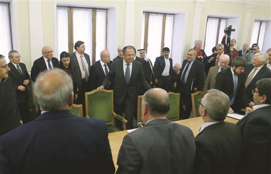 لافروف خلال اجتماعه بوفدي السلطة والمعارضة السورية في موسكو أمس (رويترز)