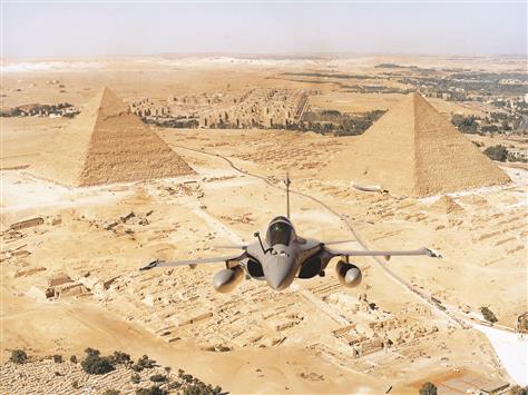 طائرة «رافال» فرنسية في سماء القاهرة في كانون الاول الماضي (ا ف ب)