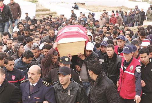تونسيون يشيعون شرطيا قتل في الهجوم في محافظة القصرين امس (رويترز)