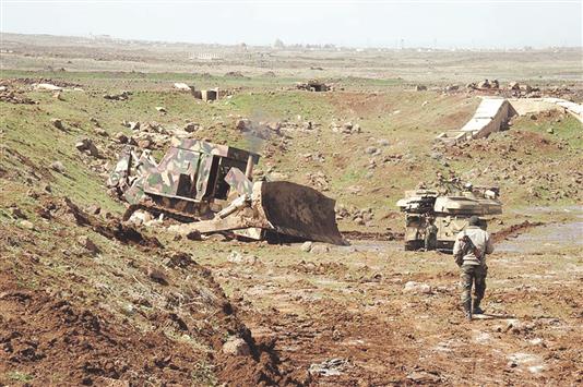 جرافة تعمل على تحصين نقطة سيطر عليها الجيش السوري في ريف درعا امس الاول («سانا»)