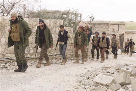 مسلحون من «فرقة السلطان مراد» خلال توجههم الى منطقة حندرات في ريف حلب امس الاول (رويترز)