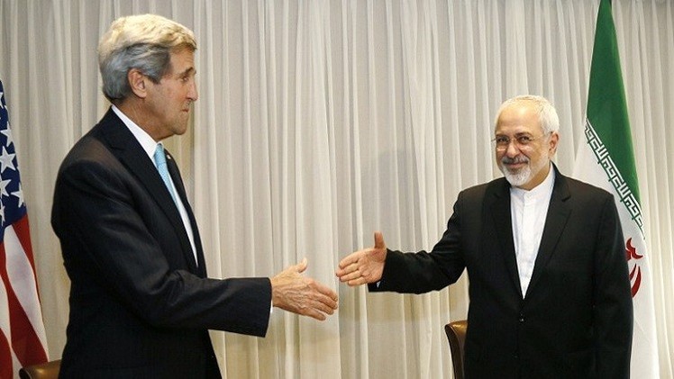 وزير الخارجية الإيراني على أكبر صالحي مع وزير الخارجية الأمريكي جون كيري 