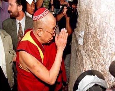  أداء الاحترام وخشوع الدالاي لاما مرتدياً القبعة اليهودية الخاصة أمام حائطالمبكى 