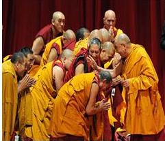  يسألون الدالاي لاما : ما هي أكبر أمانيك؟ يجيب : طعام لذيذ وفراش مريح.