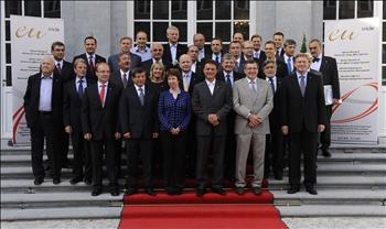 آشتون تتوسط وزراء الخارجية الأوروبيين في بروكسل أمس الأول.