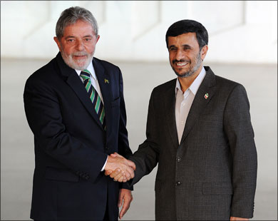 أحمدي نجاد (يمين) قال إنه مستعد لبحث تفاصيل الوساطة مع لولا دا سيلفا.