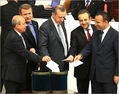 أردوغان (وسط) ونواب عن حزب العدالة والتنمية أثناء التصويت