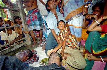 أقرباء لعدد من ضحايا الاعصار ينتحبون فوق جثثهم في اقليم جنوبي دكا أمس