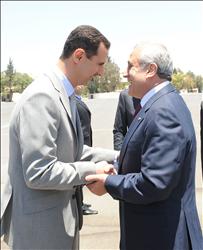 /الأسد مستقبلاً سليمان في مطار المزة أمس