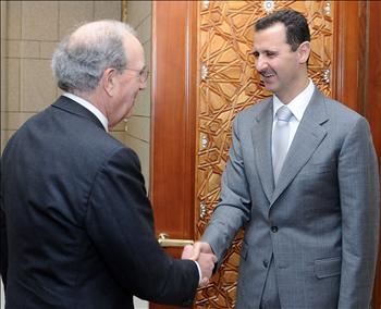 الأسد مستقبلاً ميتشل في دمشق أمس