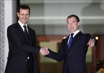 الأسد مستقبلاً ميدفيديف في دمشق أمس