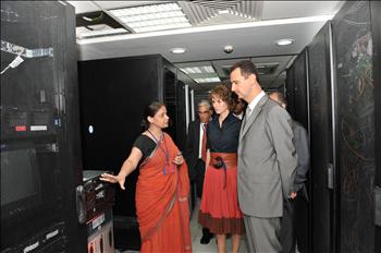 الأسد والسيدة أسماء خلال زيارتهما إلى مركز المعلوماتية في نيودلهي أمس.