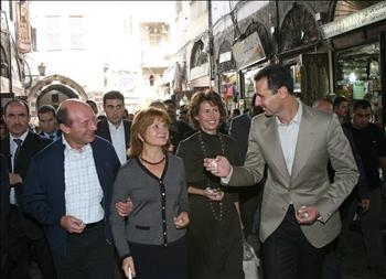 الأسد وعقيلته أسماء وباسيسكو وعقيلته ماريا خلال جولة في دمشق القديمة أمس1.