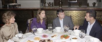 الأسد وملك الأردن وعقيلتاهما أسماء ورانيا يتناولون طعام الإفطار في دمشق القديمة أمس