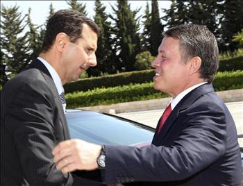 الأسد يرحب بالملك الأردني لدى وصوله إلى دمشق أمس.