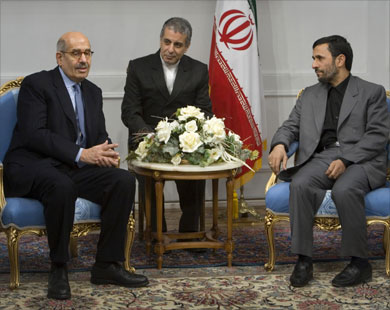 البرادعي (يسار) في لقاء سابق مع الرئيس الإيراني