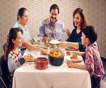 الجلوس معا وقت الطعام يعزّز الروابط الأسرية