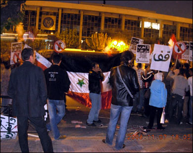 المعتصمون أمام مقر السفارة الأميركية في أثينا