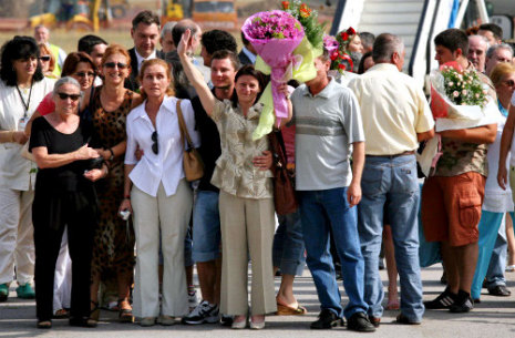 الممرّضات البلغاريات والطبيب الفلسطيني مع أقاربهم لدى وصولهم إلى مطار صوفيا أمس