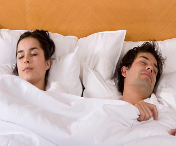 النوم في سرير واحد مع الشريك يعرّض العلاقة والصحة للخطر