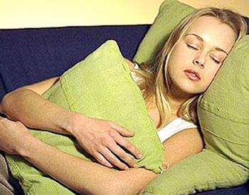 النوم هو حالة طبيعية من الإستراحة تقل أثناءه الحركات الإرادية والشعور
