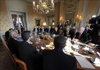 الوفد الإيراني وجهاً لوجه مع ممثلي الدول الست وسولانا خلال محادثات جنيف أمس