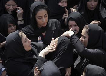 ايرانيات ينتحبن خلال مراسم التشييع في زهدان امس الاول.