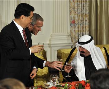 بوش، الملك السعودي عبد الله والرئيس الصيني هو جينتاو خلال حفل عشاء سبق انعقاد القمة، أمس الأول