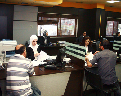 جانب من العمل داخل مركز خدمة المواطن في دمشق